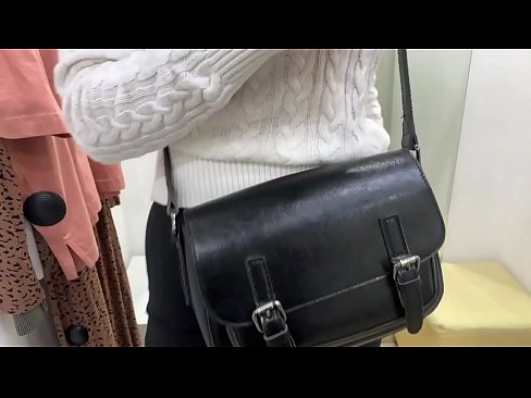 ❤️ Masturbasyon piblik nan jenn femèl FeralBerry ak yon gode nan sal la Fitting ☑ Ponografi anal nan ht.pornjk.ru ❌️